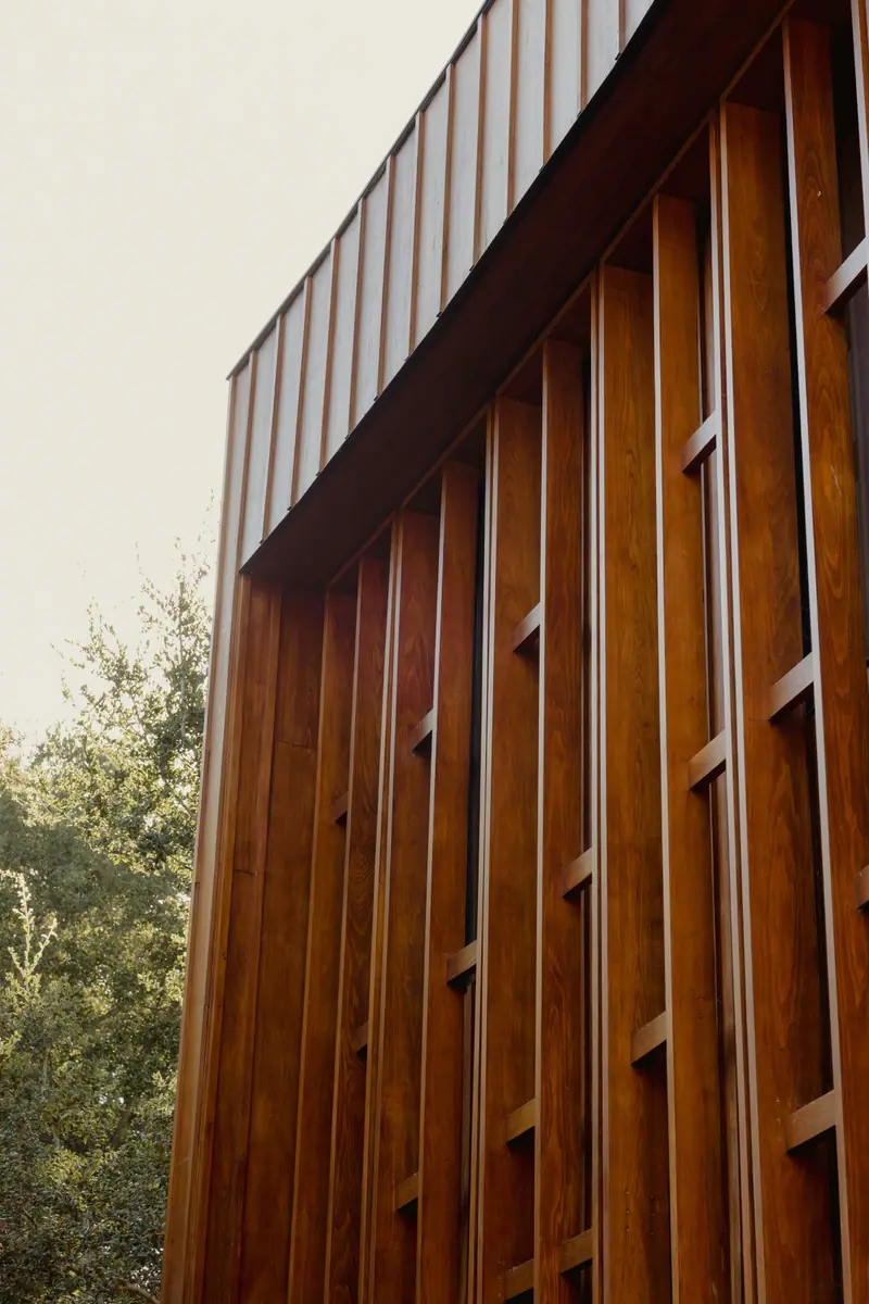 Lames de bois verticales sur une façade sombre