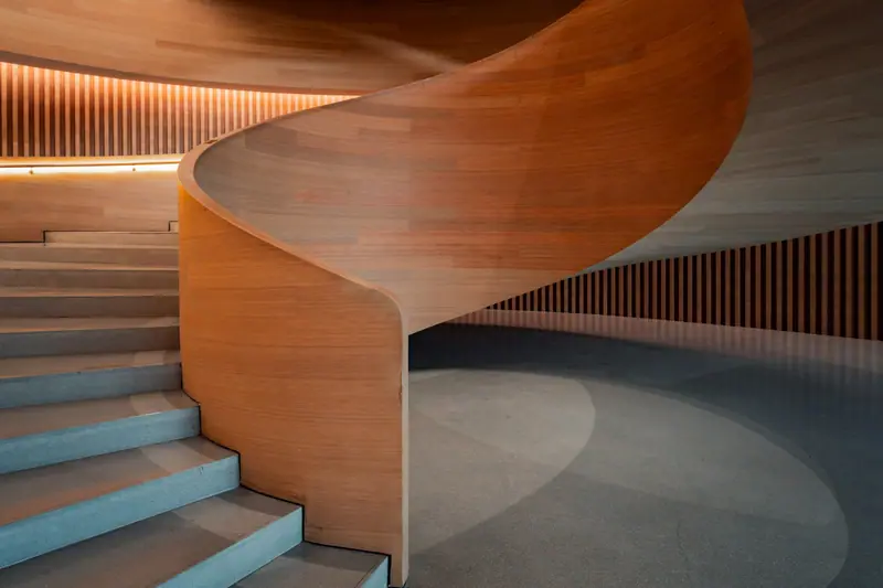 Escalier hélicoïdal sculptural en bois et béton