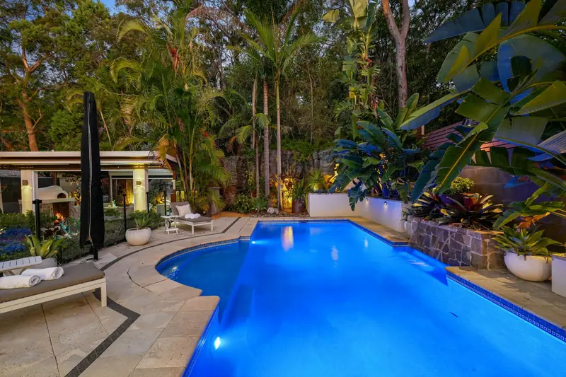 Bassin bordé de pierre dans un jardin tropical