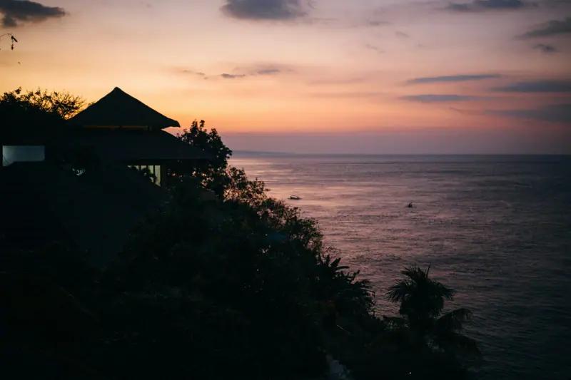 Promontoire découpé sur un coucher de soleil orange au-dessus de la mer