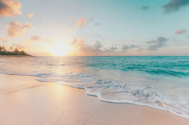 Soleil bas sur un rivage calme