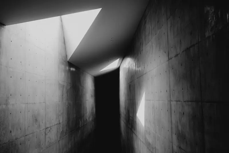 Passage de béton baigné par la lumière zénithale