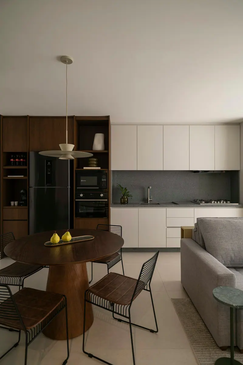 Cuisine et table ronde dans une lumière douce