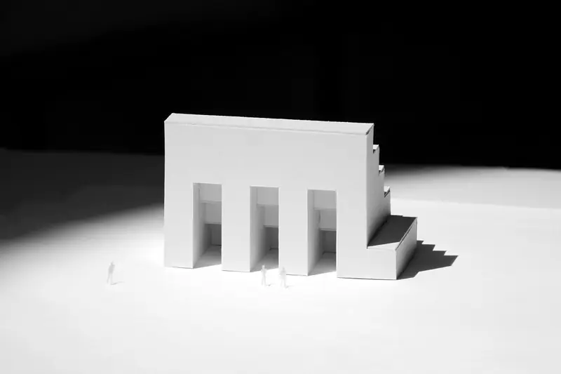 Maquette d’étude blanche saisie par une lumière rasante
